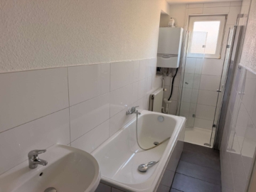 Gut geschnittene und helle 3-Zimmerwohnung in ruhigem Wohnhaus - Bad (10109)