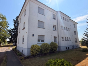 Gut geschnittene und helle 3-Zimmerwohnung in ruhigem Wohnhaus - Strassenansicht (10107)