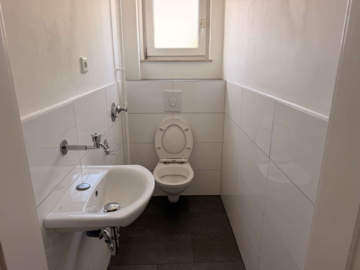 Gut geschnittene und helle 3-Zimmerwohnung in ruhigem Wohnhaus - Toilette (10110)
