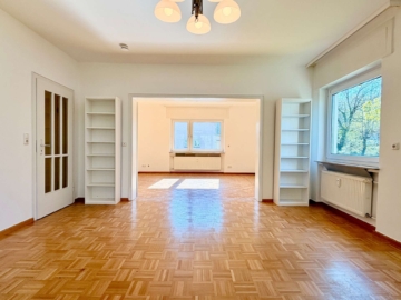 Zweifamilienhaus in gefragter Lage mit schönem Garten - Büro EG (9719)
