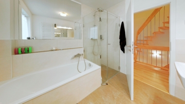 Moderne Doppelhaushälfte mit schönem Garten in Erlensee-Langendiebach - Badezimmer (7275)