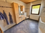 Badezimmer2 - 1-Familienhaus mit Nebengebäude (Werkstatt) in Nidderau Heldenbergen