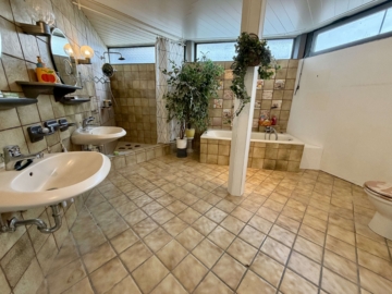 Außergewöhnlicher Bungalow mit Garten - Bad (2366)