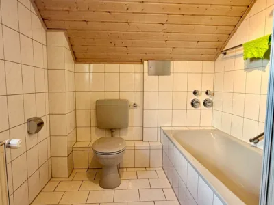 3-Zimmer-Maisonette-Wohnung in Langenselbold - Bad OG (11186)
