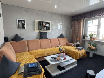 Großzügiges Zweifamilienhaus in bei Gelnhausen - Wohnzimmer EG (3133)