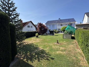 Großzügiges Zweifamilienhaus in bei Gelnhausen - Blick aus dem Garten (3142)