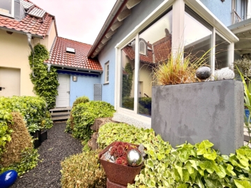 Einfamilienhaus mit herrlichem Garten in Nidderau-OT - Zugang Garage Garten (6682)