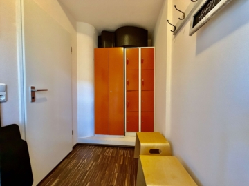 Helle und große Gewerbefläche im Stillvollen Altbau - Umkleiden 1 (5662)