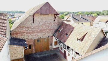 Gepflegte Hofreite mit Nebengebäude und Stallungen in Nidderau - Luftbild Innenhof (10799)