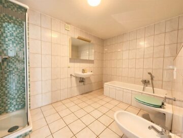 Gepflegte Hofreite mit Nebengebäude und Stallungen in Nidderau - Wohnung Bad (10795)