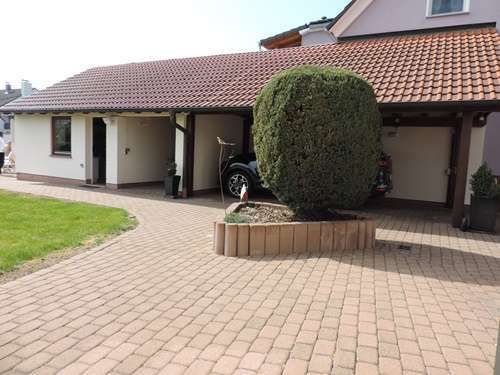 Nebengebäude mit Carport
