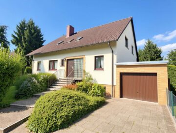 Gepflegtes Haus mit herrlichem Garten in Maintal - Strassenansicht (10323)