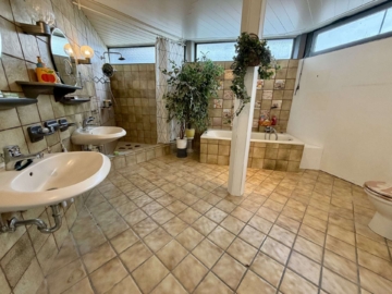 Handwerker Aufgepasst – Außergewöhnlicher Bungalow mit Garten - Bad (9748)