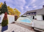 Pool und Geräteraum - Zwei Doppelhaushälften mit Außenpool und Gartenparadies in einem gewachsenen Wohngebiet