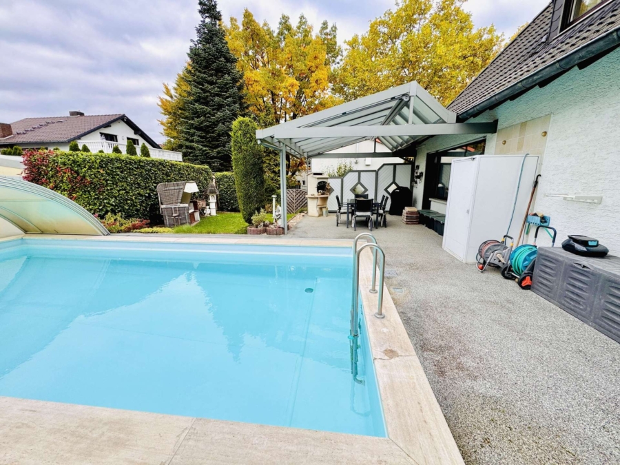 Pool mit Terrasse