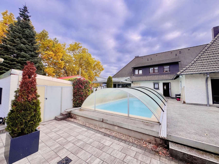 Pool und Geräteraum