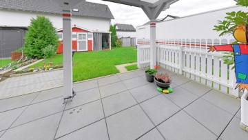 Neuwertige Doppelhaushälfte mit Stil, Komfort und schönem Garten in Erlensee-Langendiebach - Terrasse (2036)