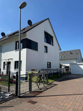 Neuwertige Doppelhaushälfte mit Stil, Komfort und schönem Garten in Erlensee-Langendiebach - Hausansicht (2034)