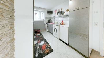 Neuwertige Doppelhaushälfte mit Stil, Komfort und schönem Garten in Erlensee-Langendiebach - Küche (2025)