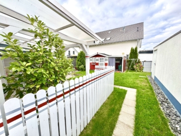 Neuwertige Doppelhaushälfte mit Stil, Komfort und schönem Garten in Erlensee-Langendiebach - Gartenansicht (2037)