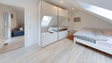 Neuwertige Doppelhaushälfte mit Stil, Komfort und schönem Garten in Erlensee-Langendiebach - Schlafzimmer Studio (2033)