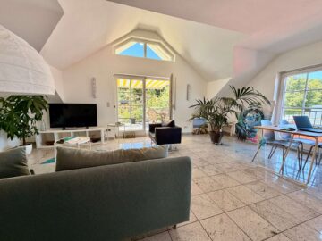 Repräsentatives Zweifamilienhaus mit Schwimmteich in Rodenbach - Wohnzimmer OG (10830)