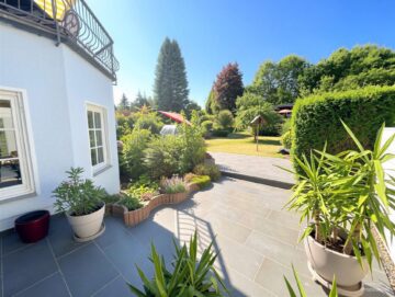 Repräsentatives Zweifamilienhaus mit Schwimmteich in Rodenbach - Terrasse EG (10829)