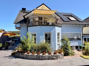 Repräsentatives Zweifamilienhaus mit Schwimmteich in Rodenbach - Gartenansicht Haus (10834)