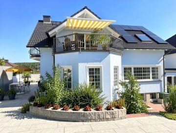 Repräsentatives Zweifamilienhaus mit Schwimmteich in Rodenbach - Eingangsbild (10822)