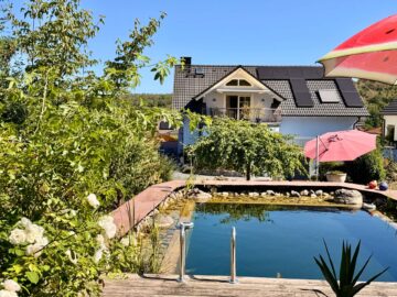 Repräsentatives Zweifamilienhaus mit Schwimmteich in Rodenbach - Blick Gartenseite (10835)