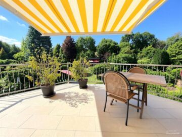 Repräsentatives Zweifamilienhaus mit Schwimmteich in Rodenbach - Balkon OG (10832)