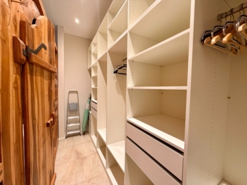 Möblierte Erdgeschosswohnung mit Loftcharakter in Gelnhausen-Meerholz - Begehbarer Kleideschrank (5828)