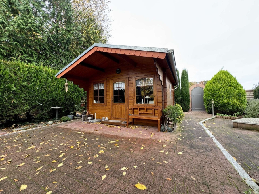 Holzhaus mit Zugang zum Feld