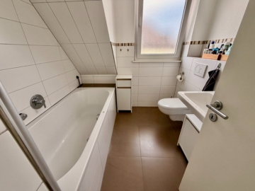 4 Zi. Etagenwohnung in Hanau-Kesselstadt mit Blick ins Grüne - Bad (5643)