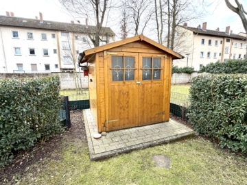 2-Zimmer-Eigentumswohnung mit Terrasse und kleinem Garten in feiner Lage … - Gartenhütte (3177)