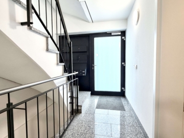 2-Zimmer-Eigentumswohnung mit Terrasse und kleinem Garten in feiner Lage … - Hauseingang (3178)