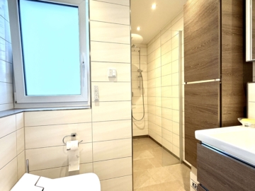 2-Zimmer-Eigentumswohnung mit Terrasse und kleinem Garten in feiner Lage … - Bad (3173)