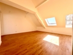 Zimmer 1 OG (2) - Hochparterre-Maisonettewohnung – Erstbezug in Hasselroth-Neuenhaßlau