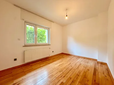 Besonderes Anwesen, Landhaus-Villa und modernes Wohnhaus, Privatsphäre und zeitlos modernes Ambiente - Büro Wohnhaus (11752)