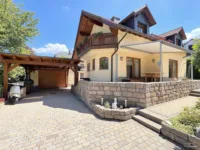 Villa mit Garage
