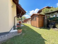 Garten mit Blockhaus Villa