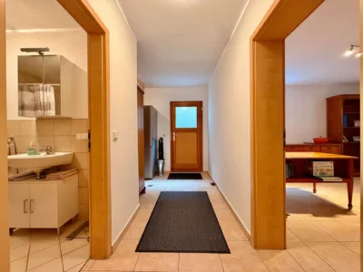 Besonderes Anwesen, Landhaus-Villa und modernes Wohnhaus, Privatsphäre und zeitlos modernes Ambiente - Einliegerwohnung Villa (11741)