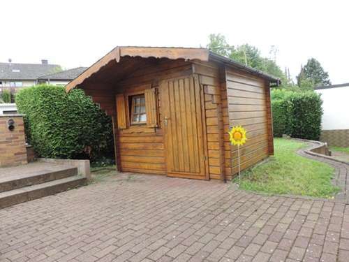 Garten mit Blockhaus