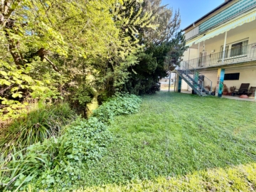 Zweifamilienhaus in feiner Lage mit idyllischem Garten und Bachlauf - Garten mit Bachlauf (6172)