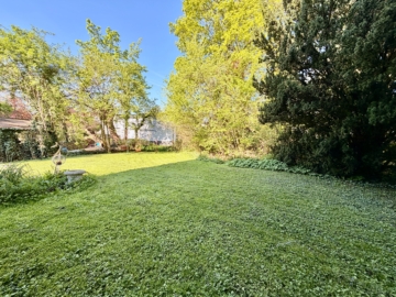 Zweifamilienhaus in feiner Lage mit idyllischem Garten und Bachlauf - Garten (6171)