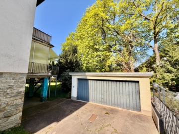 Zweifamilienhaus in feiner Lage mit idyllischem Garten und Bachlauf - Doppelgarage (6173)