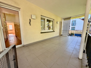 Zweifamilienhaus in feiner Lage mit idyllischem Garten und Bachlauf - Terrasse EG (6156)