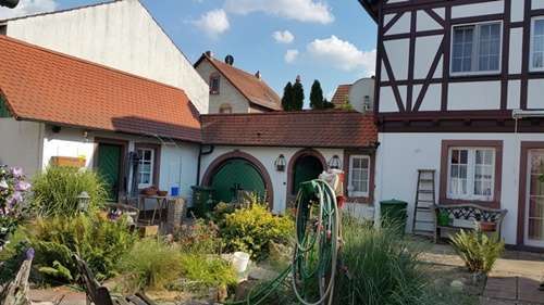 Blick auf Werkstatt, Garage u.