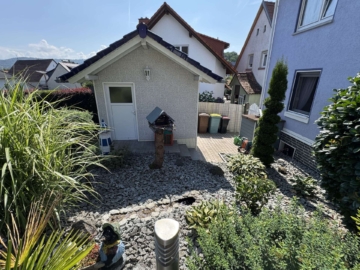Großzügiges Zweifamilienhaus bei Gelnhausen - Gartenhäuschen (9651)