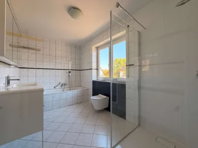 3 – Zimmerwohnung in ruhiger Wohnlage - Badezimmer (12045)